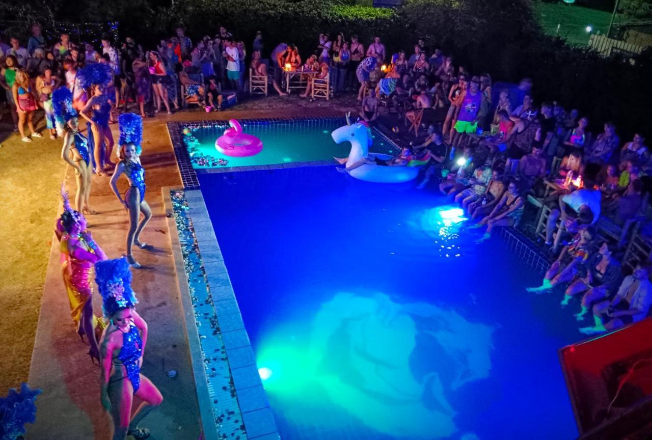 האד רין Wet! A Pool Party Hostel By Wild & Wandering מראה חיצוני תמונה