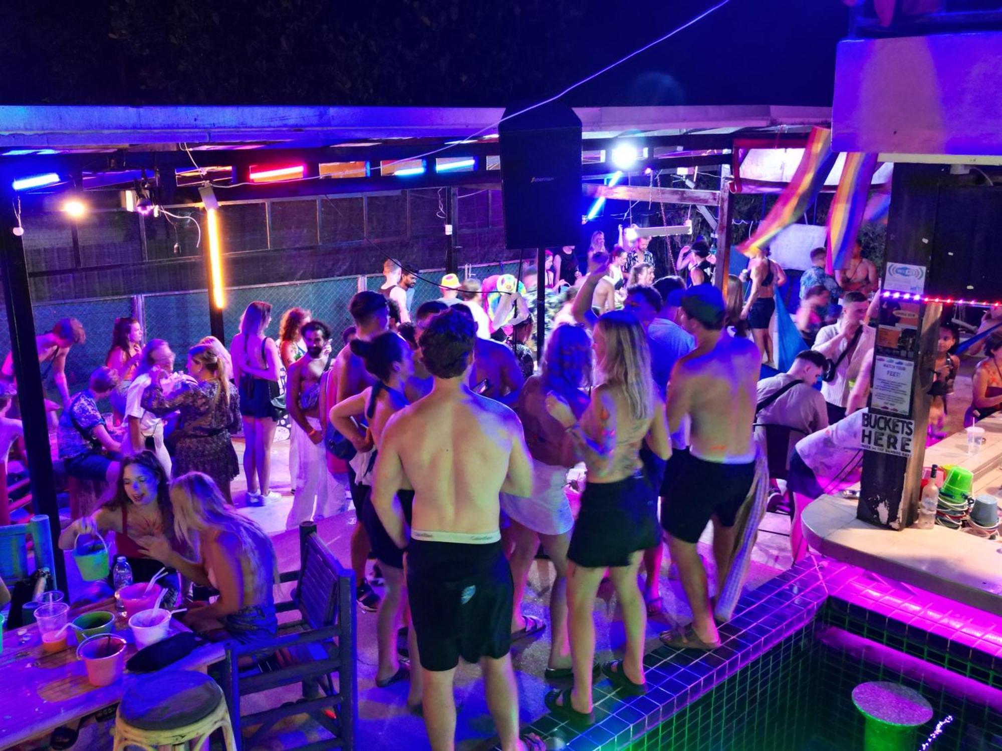 האד רין Wet! A Pool Party Hostel By Wild & Wandering מראה חיצוני תמונה