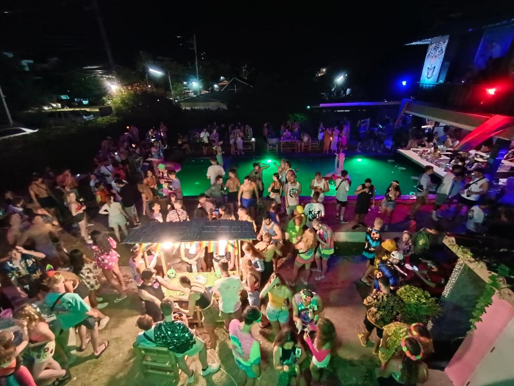 האד רין Wet! A Pool Party Hostel By Wild & Wandering מראה חיצוני תמונה