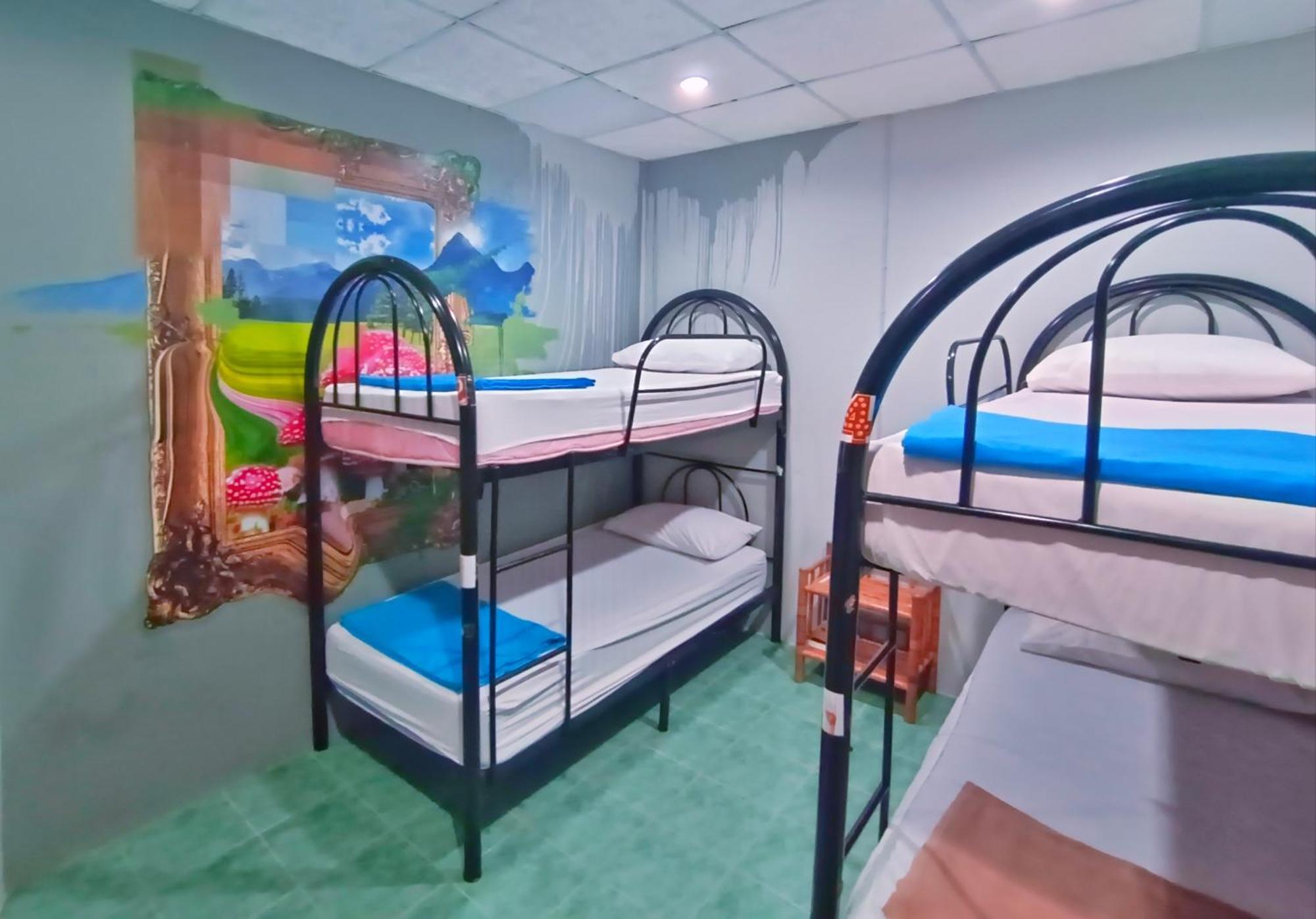 האד רין Wet! A Pool Party Hostel By Wild & Wandering חדר תמונה