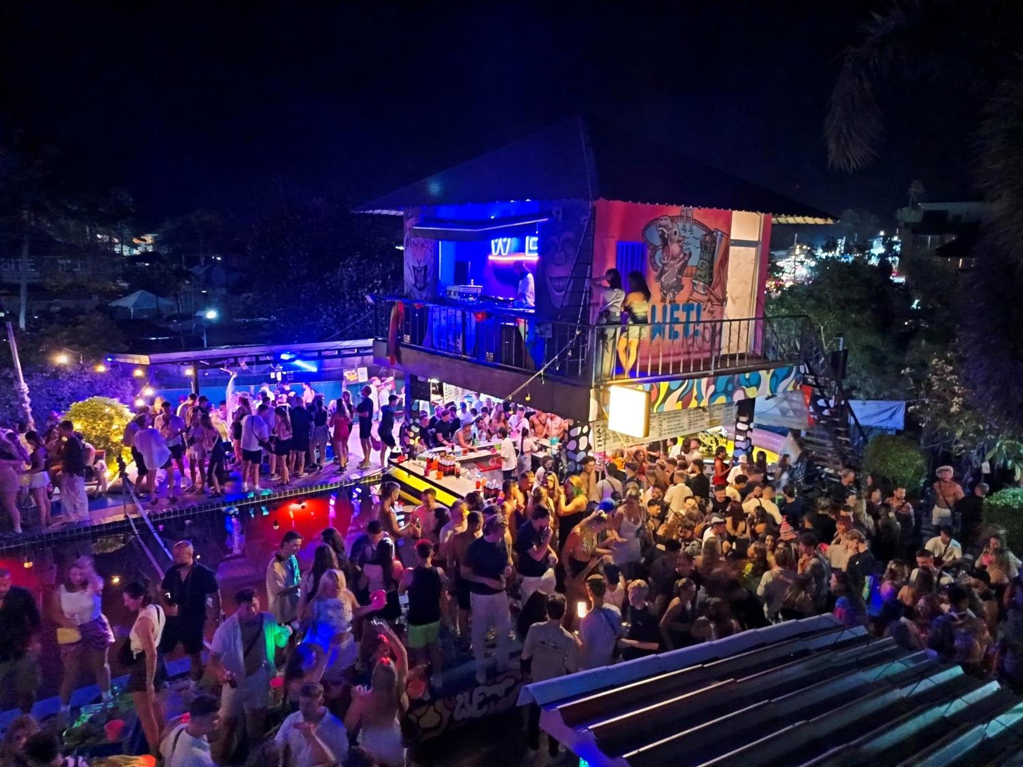 האד רין Wet! A Pool Party Hostel By Wild & Wandering מראה חיצוני תמונה