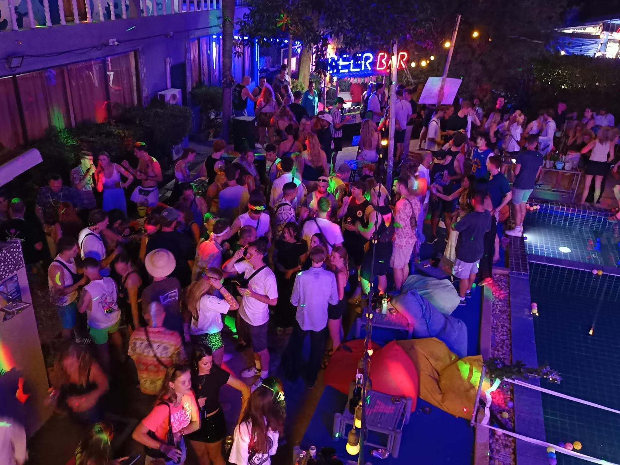 האד רין Wet! A Pool Party Hostel By Wild & Wandering מראה חיצוני תמונה